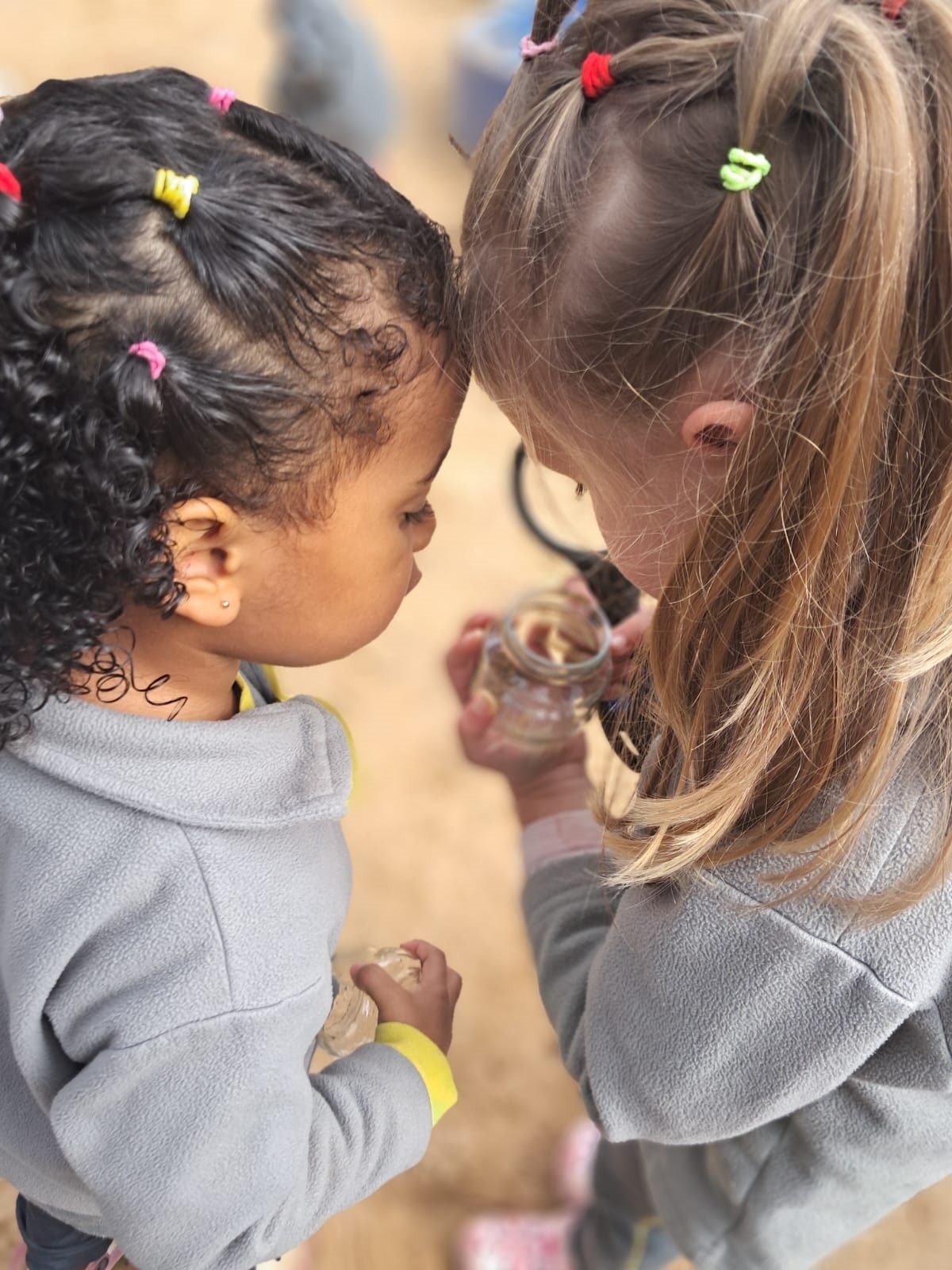 Duas crianças observando algo juntas
